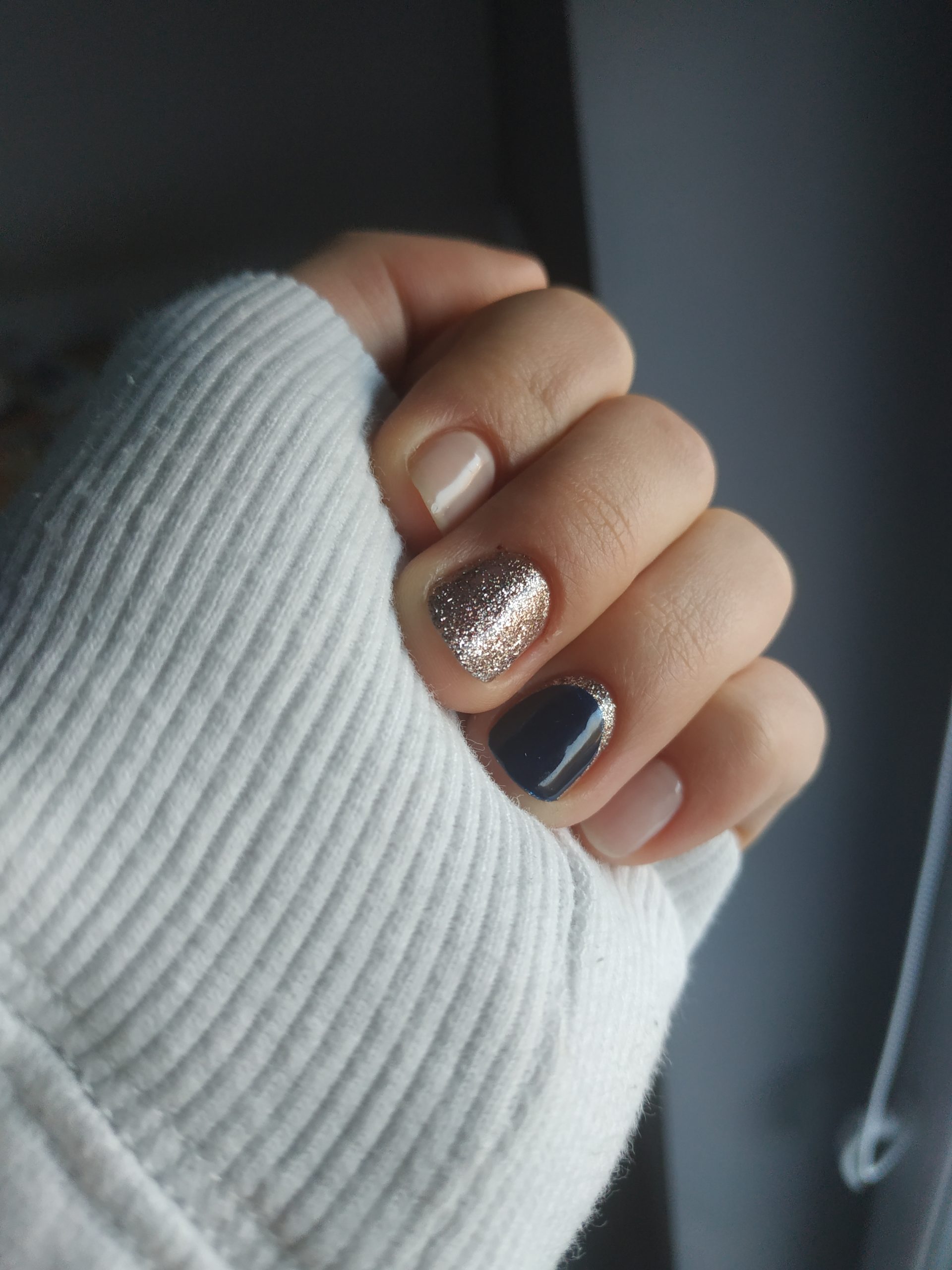 Jak zrobić manicure hybrydowy z księżycem?