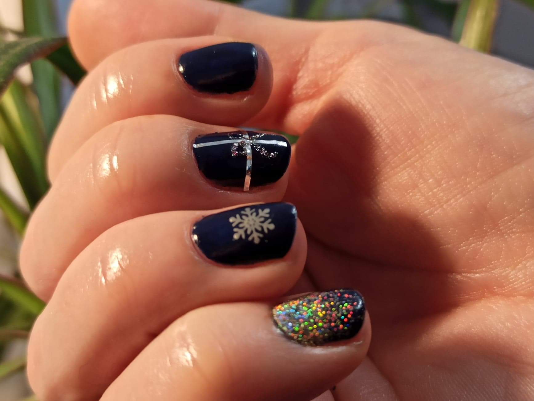 Jak zrobić manicure przy użyciu naklejek wodnych i tasiemki?